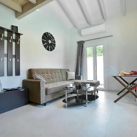 Bratou Terra Sleeps 2 With Garden Villa